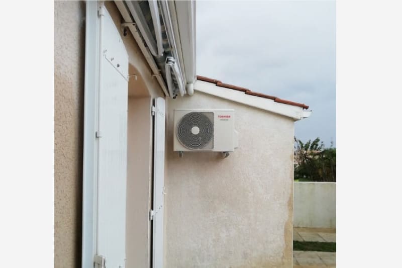 Réalisation chez un particulier à La Rochelle de l'installation et la maintenance d'une pompe à chaleur air/air Toshiba