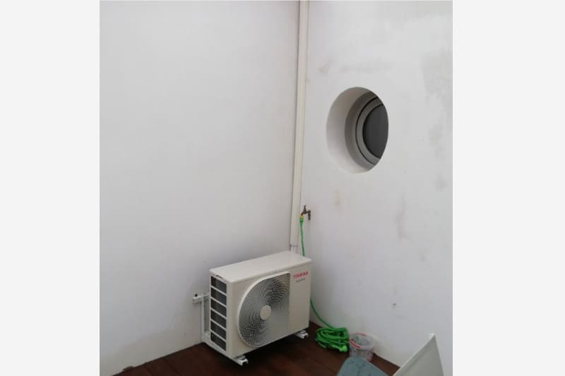 Unité extérieure d'une pompe à chaleur à La Rochelle installée par Eco Solutions spécialiste en chauffage et climatisation